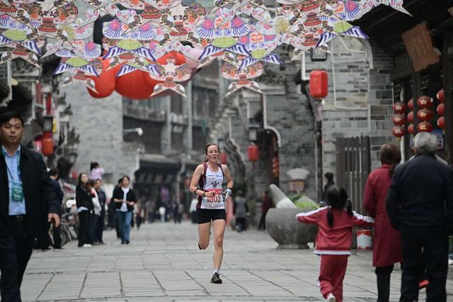 山阳来袭国内外精英选手在漫川古镇交流体验爱游戏app登录2024世界定向排位赛(图5)